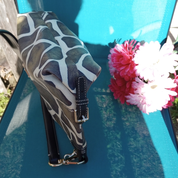 Authentic Dooney & Bourke Serengeti Brielle Giraffe Hobo - Picture 3 of 8